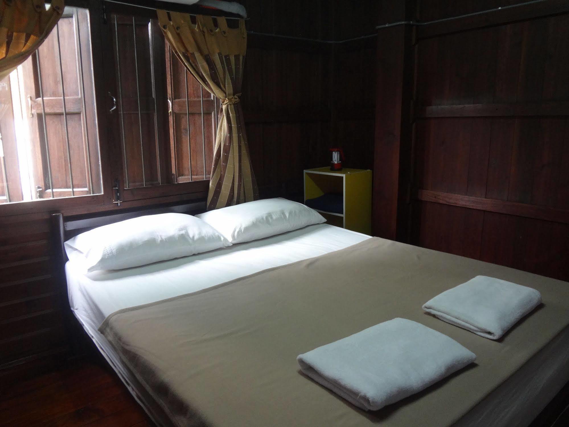 Baan Mai Guesthouse Мае Хонг Сон Екстериор снимка