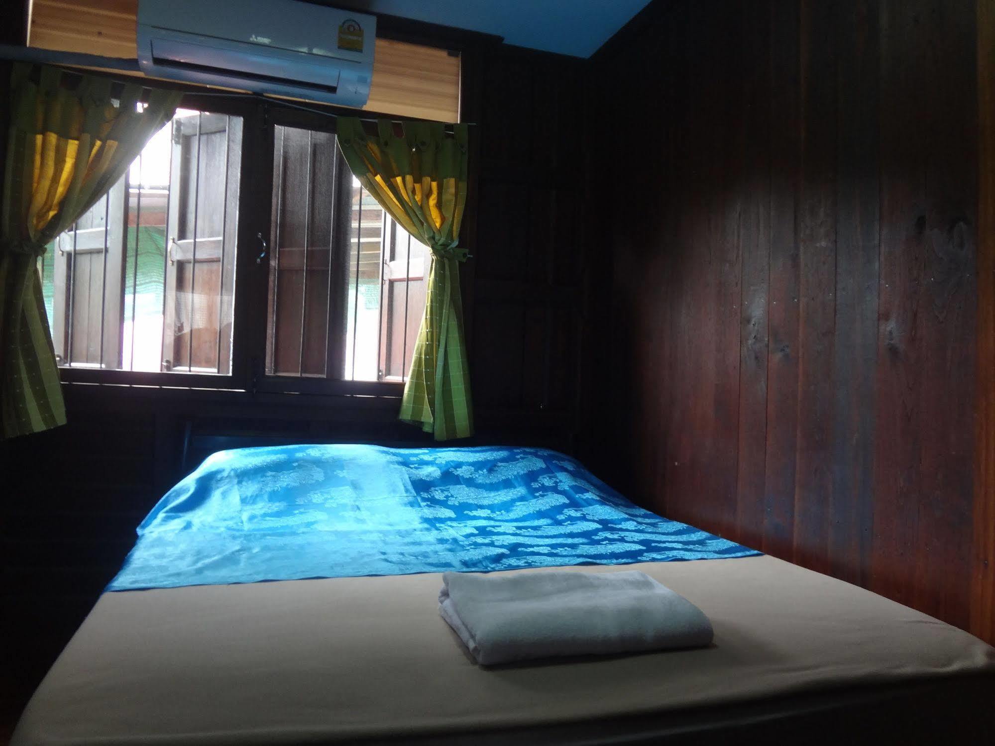 Baan Mai Guesthouse Мае Хонг Сон Екстериор снимка