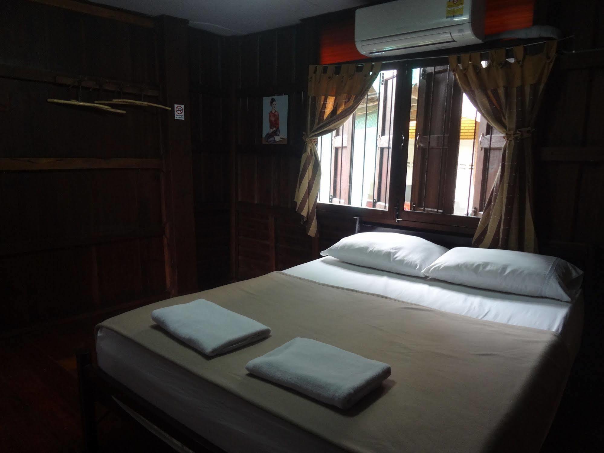 Baan Mai Guesthouse Мае Хонг Сон Екстериор снимка