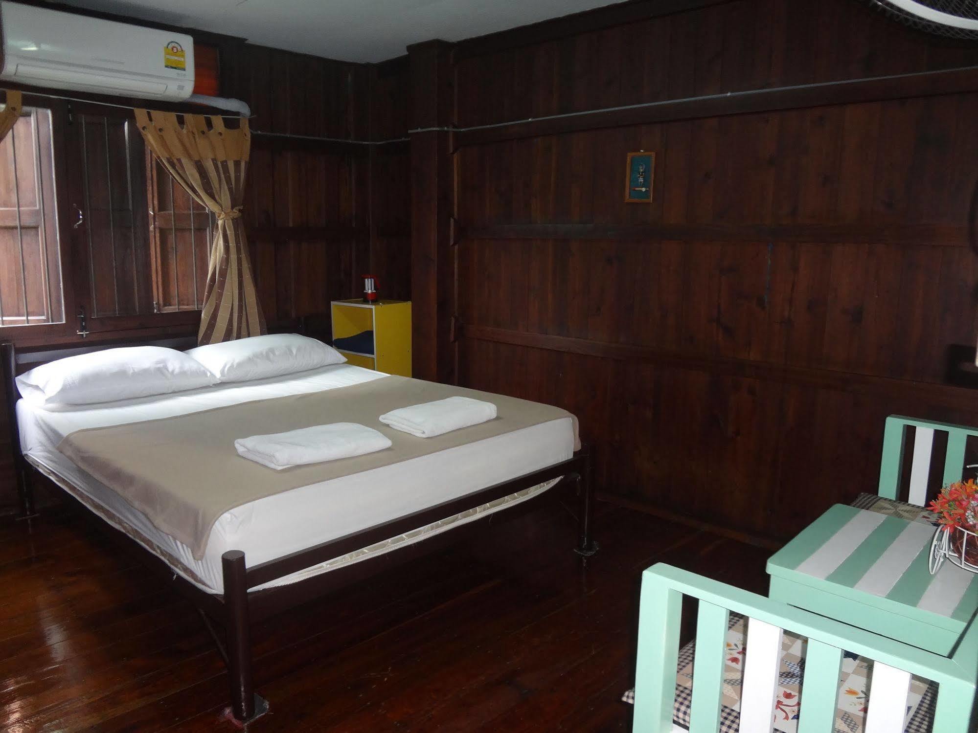 Baan Mai Guesthouse Мае Хонг Сон Екстериор снимка