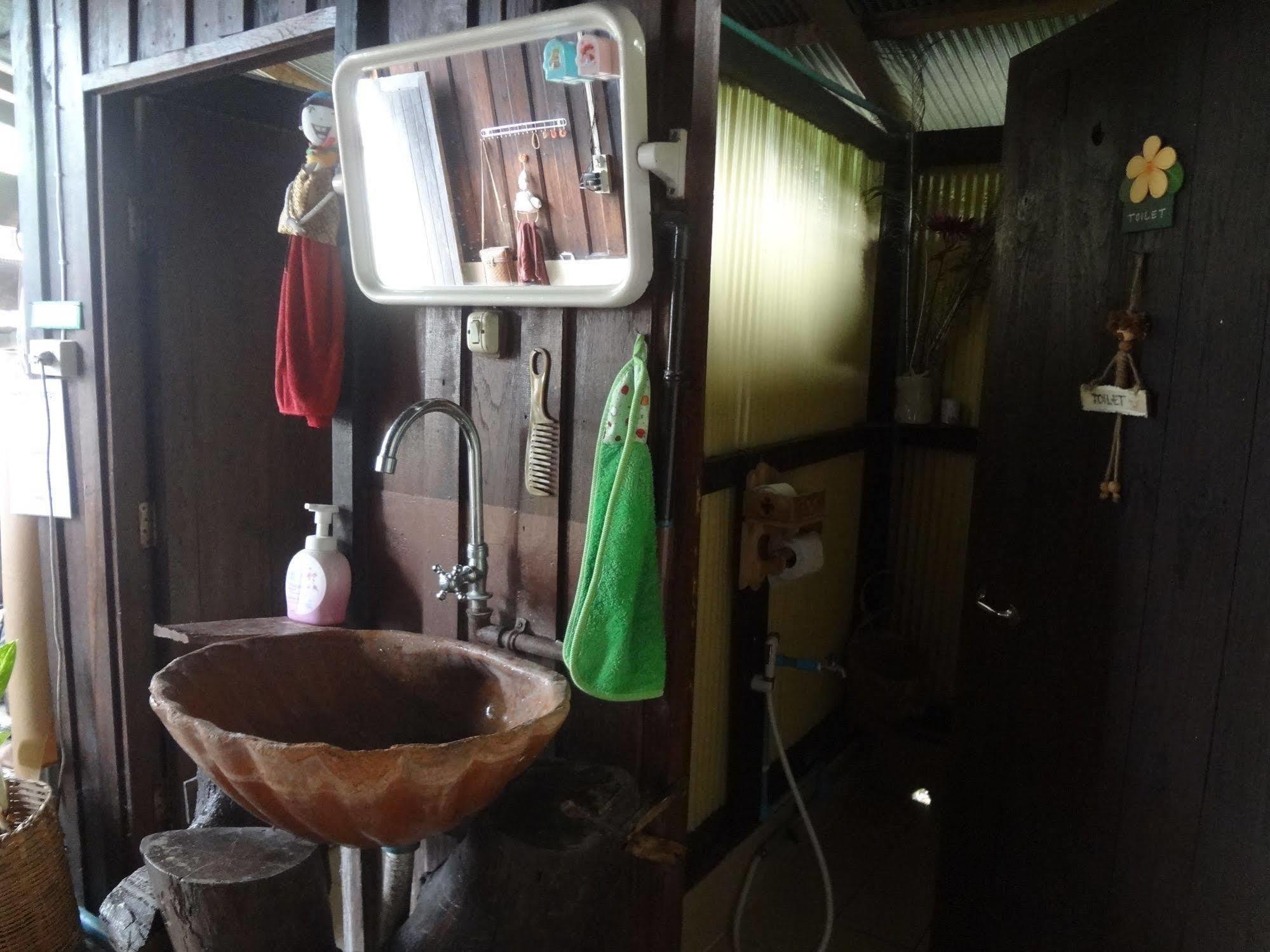 Baan Mai Guesthouse Мае Хонг Сон Екстериор снимка
